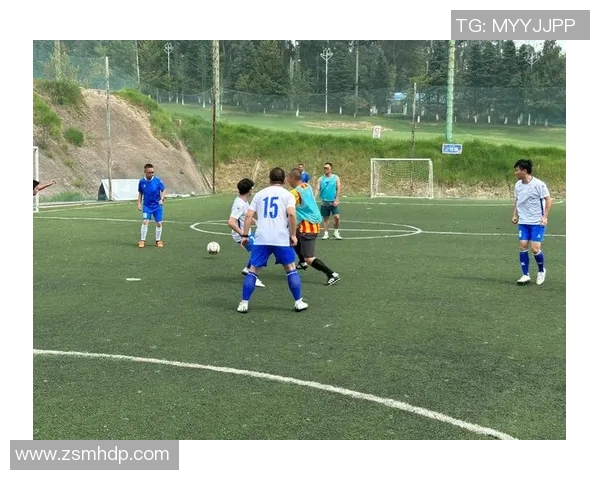 球星展现力量美学肌肉与足球激情碰撞震撼绿茵